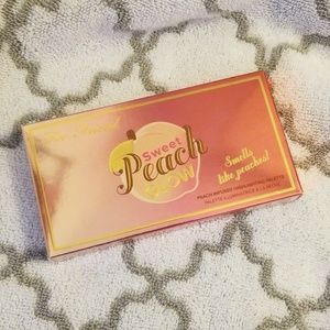 Too faced Peach highlighter palette